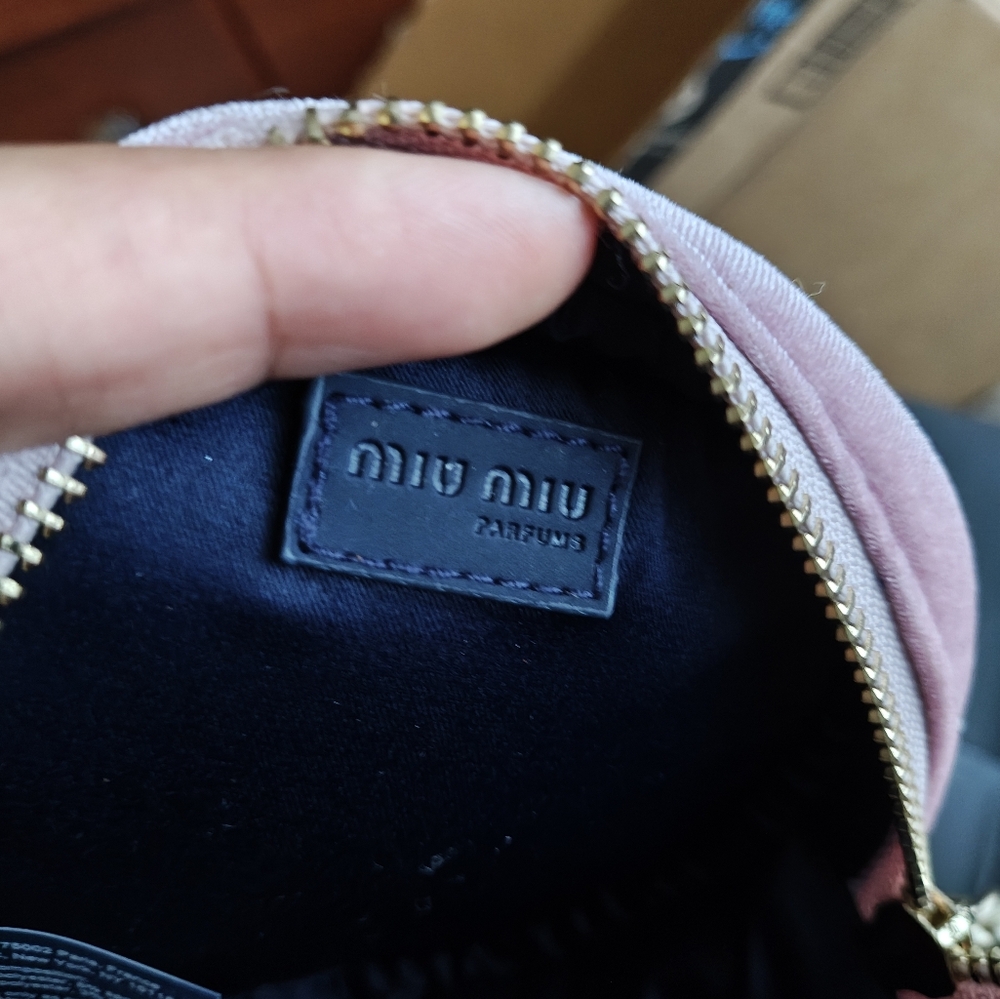 Miu Miu Parfume Pink Velvet Pouch - Picture 6 of 10